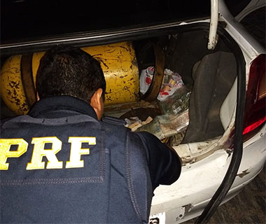 PRF apreende R$ 135 mil dentro de cilindro de gás na BR-402