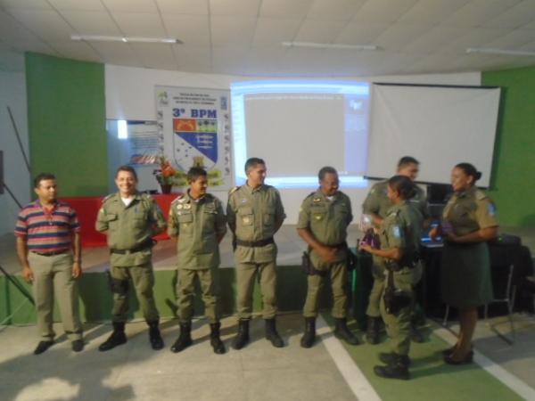 Policiais do 3º BPM recebem homenagem alusiva ao Dia dos Pais.(Imagem:FlorianoNews)
