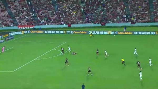 0 a 0: Romarinho deixa Ayrton Lucas no ch&atilde;o e chuta para defesa de Matheus Cunha.(Imagem:Reprodu&ccedil;&atilde;o)