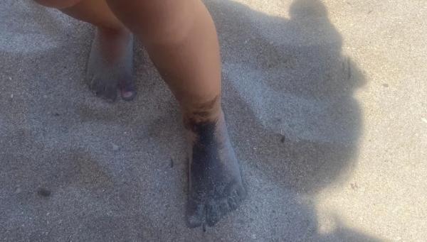  Banhistas encontram manchas de &oacute;leo em praia do litoral do Piau&iacute;.(Imagem:Ge&oacute;rgia Arag&atilde;o/ Arquivo Pessoal )