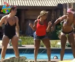 Thiago e Dinei dão show à beira da piscina