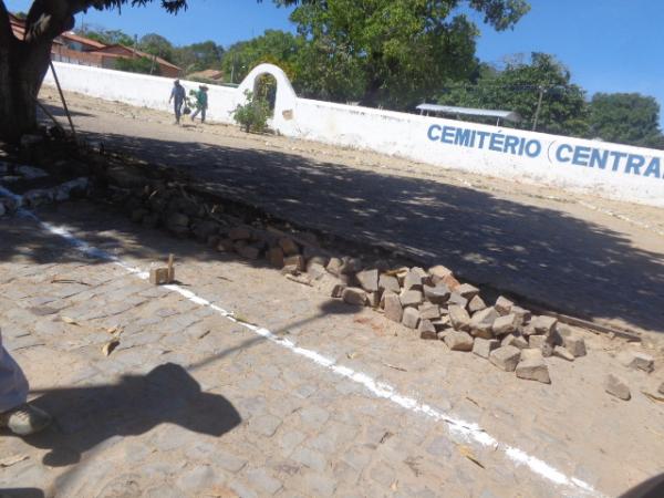 Moradores do bairro Manguinha ficam insatisfeitos com alargamento de cemitério