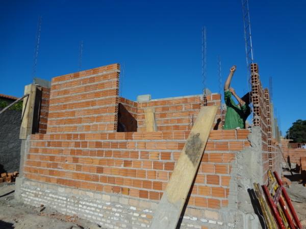 Prefeito visita obras de Unidade B&aacute;sica de Sa&uacute;de em Floriano.(Imagem:FlorianoNews)