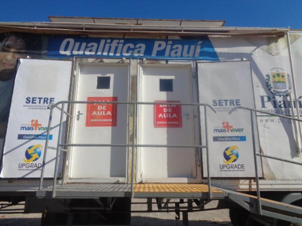Caminhão do Programa Qualifica Piauí chega à cidade de Floriano.(Imagem:Caminhão do Programa Qualifica Piauí chega à cidad)