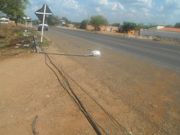 Ca&ccedil;amba atinge cordoalha de a&ccedil;o e derruba 4 postes de energia el&eacute;trica em Floriano.(Imagem:FlorianoNews)