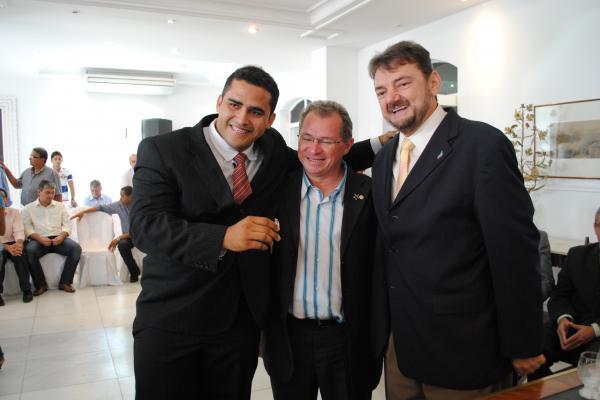 Secretario de Sa&uacute;de de S. Francisco do Piau&iacute; Val&eacute;rio Borges, recebe SAMU, ao lado  Dep. Federal Assis Carvalho e o Governador Wilson Martins(Imagem:Divulga&ccedil;&atilde;o)
