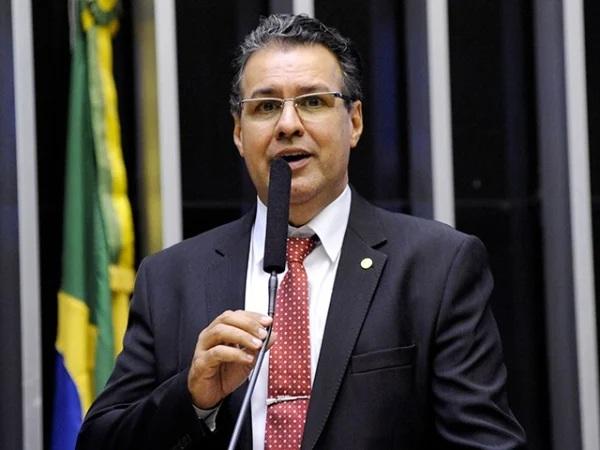 Após fotos de Marília Mendonça no IML, Câmara analisará punições e regras