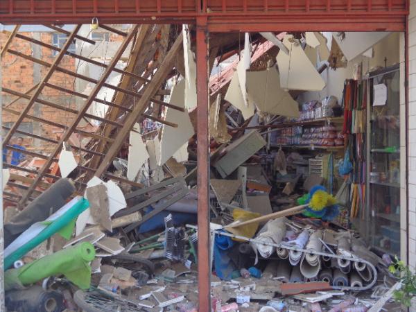 Telhado de loja desaba e funcion&aacute;ria gr&aacute;vida fica ferida em Floriano.(Imagem:FlorianoNews)