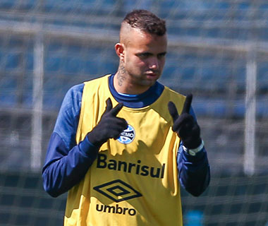 Luan volta a treinar no Grêmio depois de susto e enfrenta o Santos