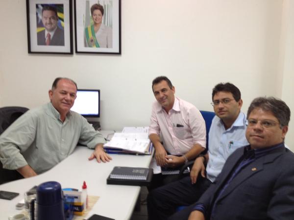 Prefeito de Floriano Gilberto J&uacute;nior visita Sesapi e trata da constru&ccedil;&atilde;o do Grande Hospital.(Imagem:Divulga&ccedil;&atilde;o)