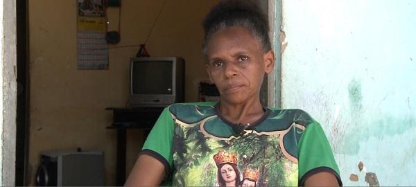 Silmara vive em uma casa de quatro c&ocirc;modos com os tr&ecirc;s filhos.(Imagem:Prato Cheio/Rede Clube)