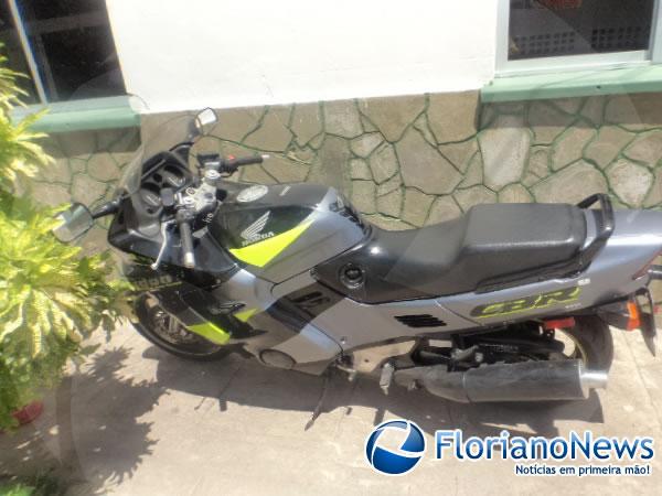 Polícia Militar de Floriano apreende moto CBR 1000