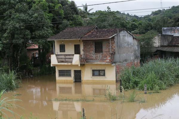 O número de pessoas desabrigadas em razão das chuvas no sul da Bahia caiu pelo segundo dia seguido, de acordo com informações da Defesa Civil estadual. Em 30 de dezembro, 37.035 d(Imagem:Reprodução)