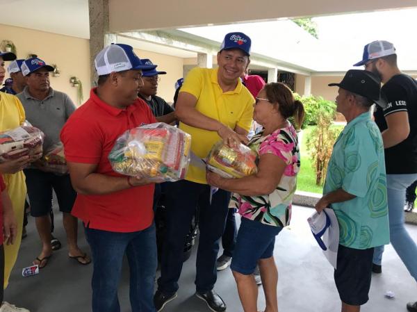 Natal Solid&aacute;rio em Bar&atilde;o de Graja&uacute;-MA: Fam&iacute;lia Resende realiza distribui&ccedil;&atilde;o de cestas b&aacute;sicas e peixes.(Imagem:FlorianoNews)