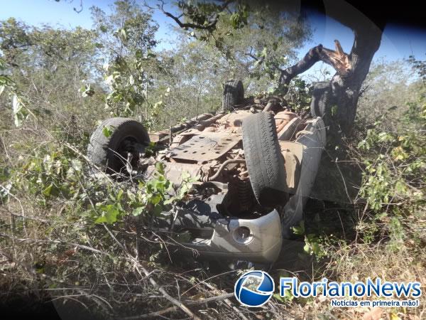 Buraco na pista provoca grave acidente na BR-343.(Imagem:FlorianoNews)