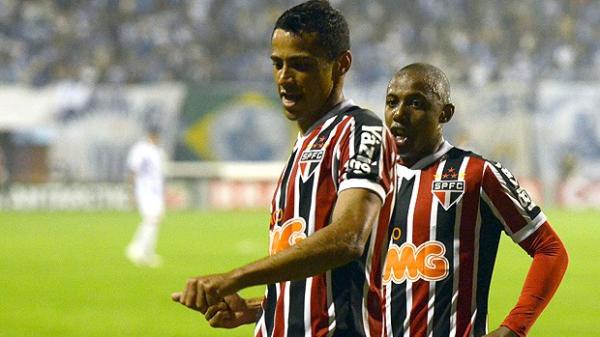 C&iacute;cero comemora na Ressacada: meia fez dois gols em sua estreia como titular.(Imagem:Ag. Estado)