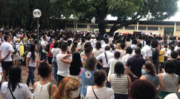  Centenas de pessoas participaram de vig&iacute;lia em homenagem &agrave; estudante morta na UFPI.(Imagem:L&iacute;via Ferreira/g1 )