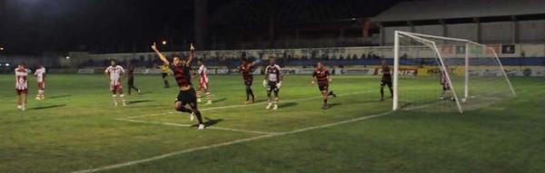 &Iacute;talo comemora o gol da Raposa diante do Cai&ccedil;ara no Lindolfo Monteiro.(Imagem:Marco Freitas)