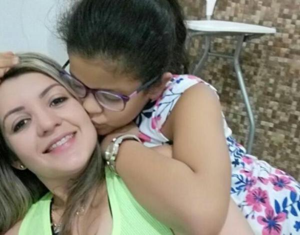 Sara Jane Morais com a filha Alirya Costa(Imagem:Reprodu&ccedil;&atilde;o/Whatsapp)