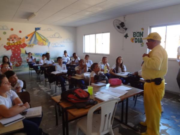 Rep&oacute;rter Amarelinho convida alunos para Festival Estudantil. (Imagem:FlorianoNews)