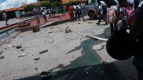  Carro desgovernado invade pra&ccedil;a e destr&oacute;i monumento da cruz em Bar&atilde;o de Graja&uacute;.(Imagem:Divulga&ccedil;&atilde;o)