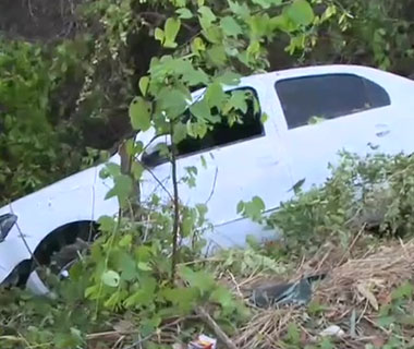 Motorista perde controle e veículo desce barranco na BR-343