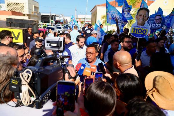 Joel reúne multidão em Picos e, ao lado de Ciro, é recebido com festa: