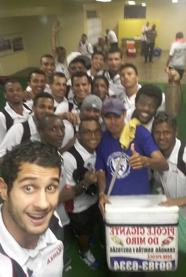 Leo Olinda inova em selfie após vitória: "Até o cara do picolé entrou na foto"