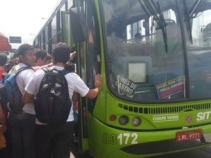 Lei proíbe passageiros de ouvir som de celular dentro de ônibus no Piauí