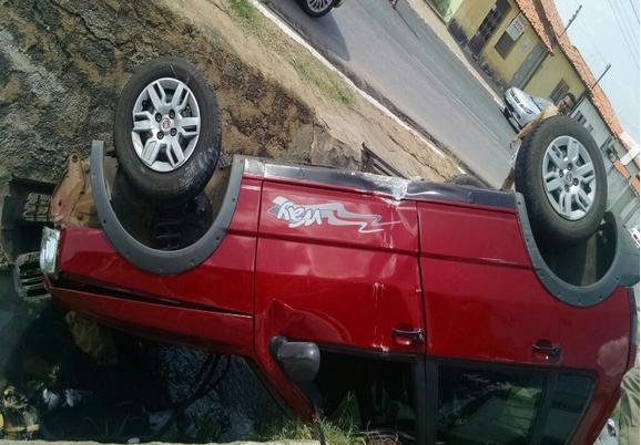 Condutor perde o controle e carro cai em galeria da capital