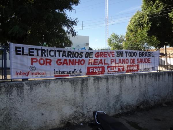 Eletricit&aacute;rios p&otilde;em fim &agrave; paralisa&ccedil;&atilde;o das atividades em Floriano.(Imagem:FlorianoNews)