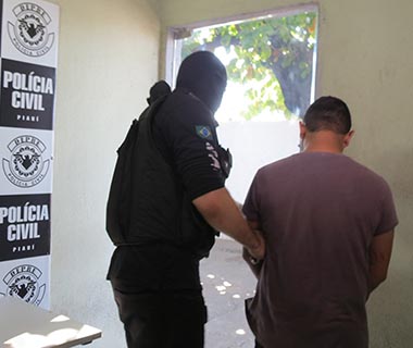 Polícia prende suspeito com drogas para vender durante jogo do Brasil