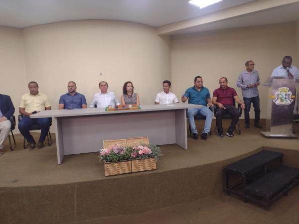 Floriano inaugura
