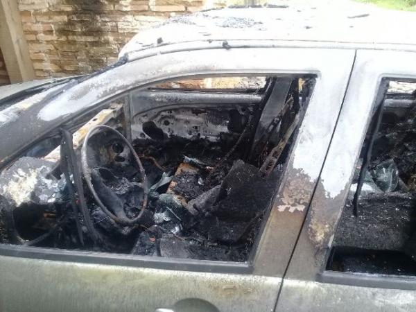 Carro estacionado na rua é incendiado e fica destruído em Floriano