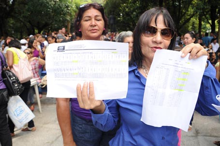 Professores fazem manifestação e mantém greve