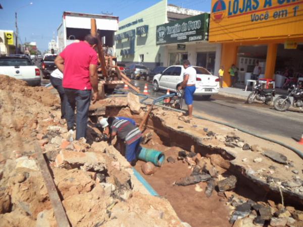 Atraso em reparo de tubula&ccedil;&atilde;o deixa popula&ccedil;&atilde;o de Floriano sem &aacute;gua por dois dias.(Imagem:FlorianoNews)