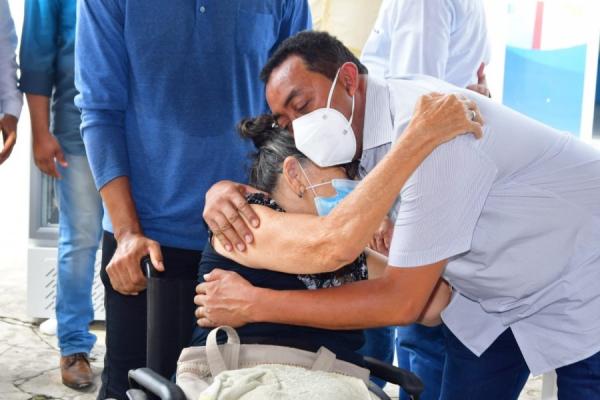 Saúde entrega cadeiras de rodas, aparelhos auditivos, câmaras frias e fardamentos em Floriano