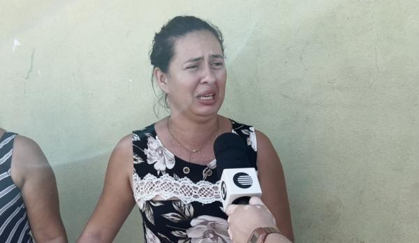 M&atilde;e da crian&ccedil;a morta eletrocutada em cal&ccedil;ada de revendedora de g&aacute;s.(Imagem:Eric Souza/Rede Clube)