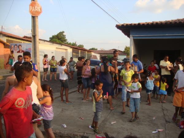 Distribui&ccedil;&atilde;o de picol&eacute; na casa do Prefeito Joel Rodrigues(Imagem:reda&ccedil;&atilde;o)