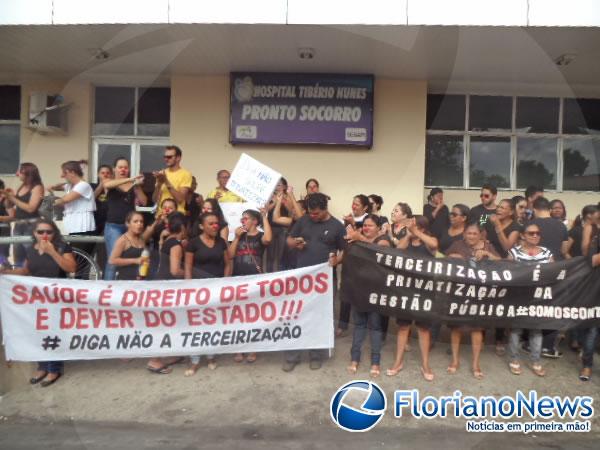 Trabalhadores fazem manifesta&ccedil;&atilde;o contra projeto de terceiriza&ccedil;&atilde;o.(Imagem:FlorianoNews)