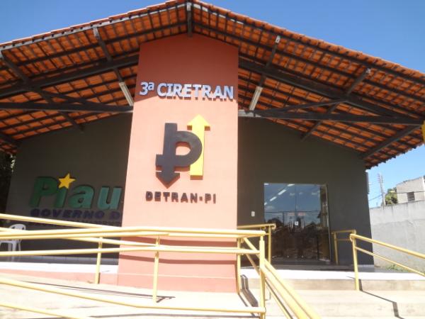P&aacute;tio da 3&ordf; CIRETRAN continua lotado de ve&iacute;culos irregulares.(Imagem:FlorianoNews)