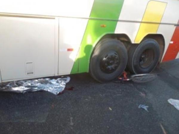 Ciclista morre atropelado por &ocirc;nibus em cruzamento.(Imagem:Cidade verde)