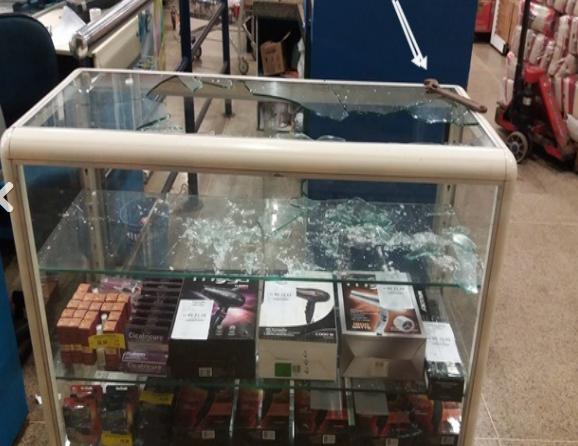 Bandidos usam chave de rosca para roubar celulares de supermercado