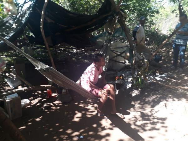 Trabalhadores dormiam em redes armadas debaixo de lonas na mata, na zona rural de Santa Cruz do Piau&iacute;.(Imagem:Divulga&ccedil;&atilde;o/ Minist&eacute;rio do Trabalho)