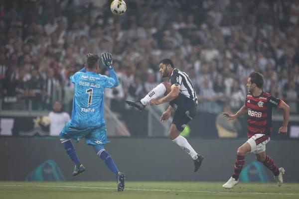  Hulk no momento em que chuta a bola para o gol do Atl&eacute;tico-MG no Flamengo.(Imagem:Atl&eacute;tico-MG )
