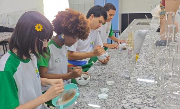 Estudantes da rede estadual de Floriano usam res&iacute;duos org&acirc;nicos para criar embalagem biodegrad&aacute;vel(Imagem:Ascom Seduc)
