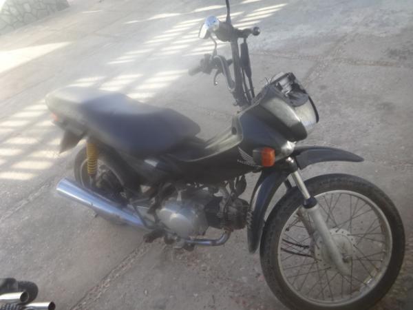 Pol&iacute;cia Militar de Floriano recupera motocicleta abandonada.(Imagem:FlorianoNews)