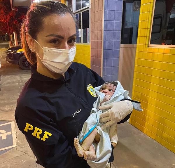  Agentes da PRF realizam parto dentro de ve&iacute;culo em frente a posto de fiscaliza&ccedil;&atilde;o em Teresina.(Imagem: Divulga&ccedil;&atilde;o/PRF )