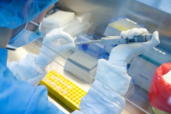 Cientista durante a pesquisa por uma vacina contra a Covid-19 em S&atilde;o Petesburgo, na R&uacute;ssia, em 11 de junho de 2020.(Imagem:Anton Vaganov/File Photo/Reuters)