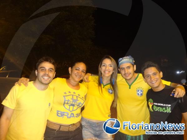 Torcedores de Floriano e Bar&atilde;o de Graja&uacute; se reuniram para assistir partida entre Brasil e Cro&aacute;cia.(Imagem:FlorianoNews)